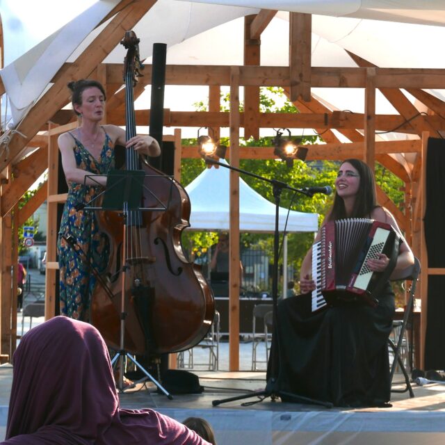 Hier à Corbeil-Essonnes, un petit concert d’extraits de *Lignes de faille / Fault Lines* avec @amelielejosne au @festivalbaraktheatre avec le collectif @contreouvert / Small concert of folk, jazz and cabaret songs yesterday in the south of Paris at the BarakTheatre festival. #concert #voiceanddoublebass